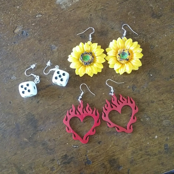 ROMWE Jewelry - Fun Earrings sunflower, dice, flaming hearts Bundle!❤🌻🎲